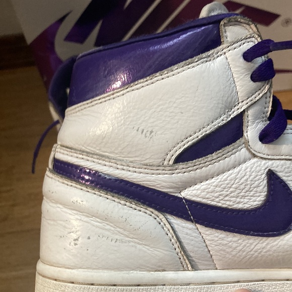 Jordan 1 high metallic purple they have used so some paint is coming off - Picture 6 of 9